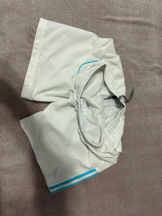 Pantaloni scurti de barbati albi , marca Adidas, marimea M