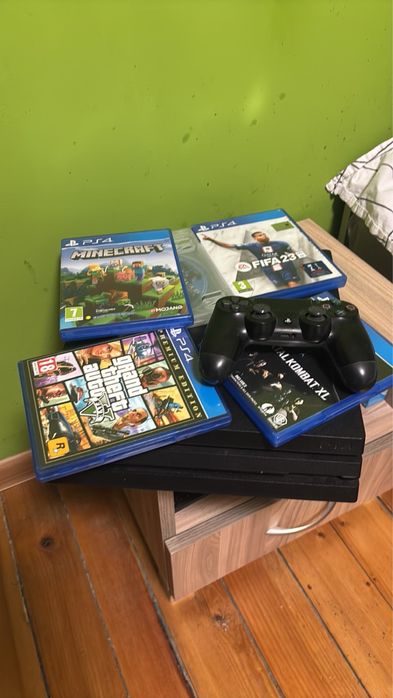 Playstation4 pro 1 TB със 5 игри