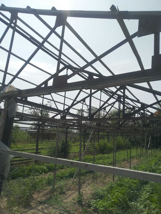 Теплицу металлическую