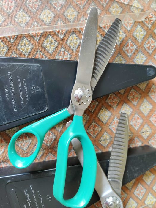 Продавам Професионални Ножици Зиг-заг – 2 броя, нови