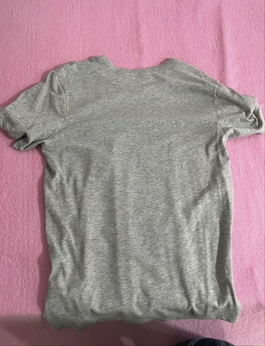 Tricou Nike gri.