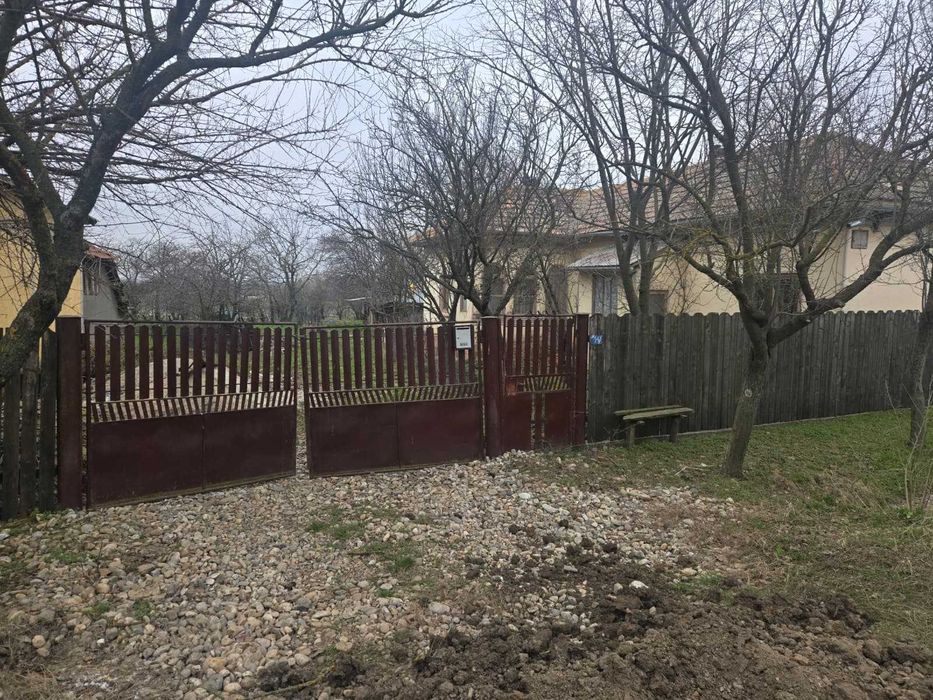 Vand casa din caramida cu 4 camere si garaj / Teren 900mp