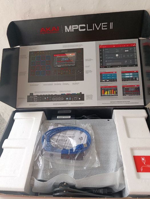 AKAI mpc live II автономный продакшн центр и семплер