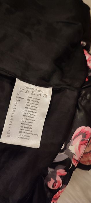 Gecuta Simplicity, deosebita, neagră cu trandafiri, guler înalt