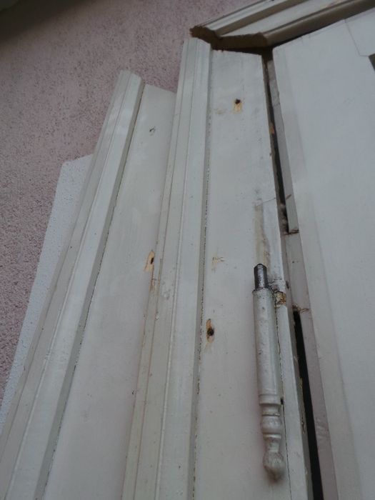 Usa din lenm masiv cu deschidere dubla, cu geamuri, toc, ornamente toc