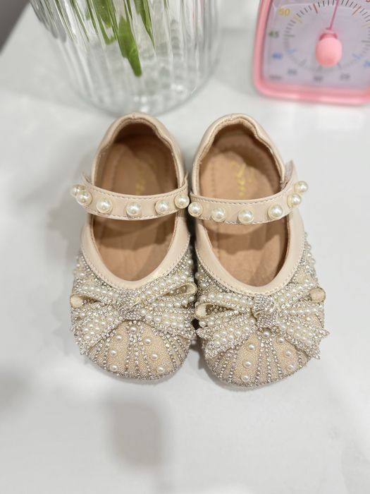 Продаю нарядные туфельки для девочки