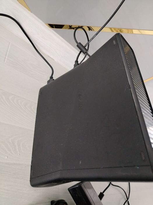 Xbox 360 + 2 Pult + Kinect (To‘liq Ishlaydi)
Holati yaxshi, hammasi is