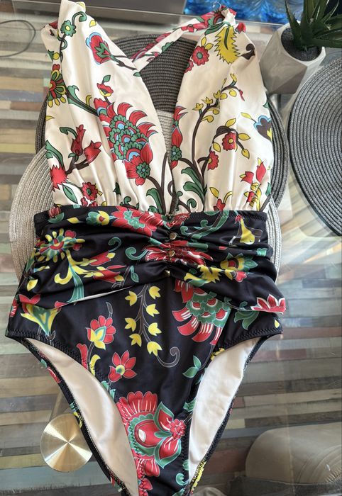 Дамски бански различни видове