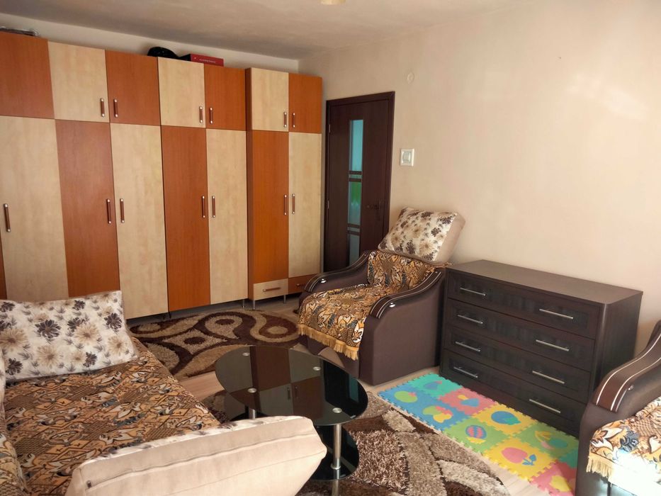 Închiriez apartament 3 camere etaj 3 zona Lama