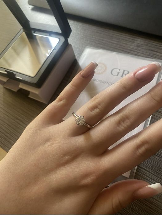 Сребърен пръстен с мойсанит