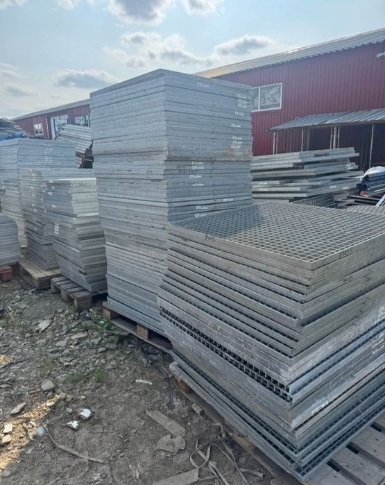 Gratare galvanizate noi, robuste și durabile, ideale pentru diverse aplicații în construcții sau amenajări exterioare. Acestea sunt fabricate din oțel
