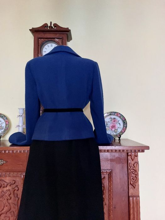 Redus! Taior nou foarte frumos, stofa lana si casmir, captusit