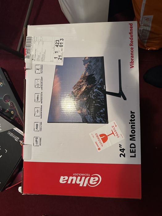 Продавам комплект монитор компютър мишка клавиатура  във гаранция