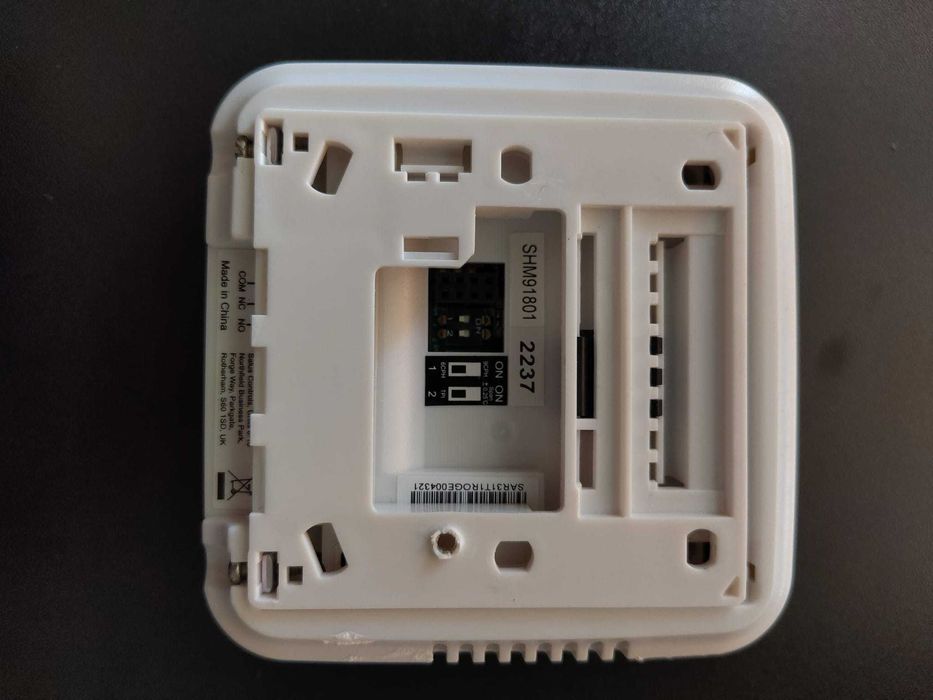 Termostat digital cu fir Salus RT310, neprogramabil