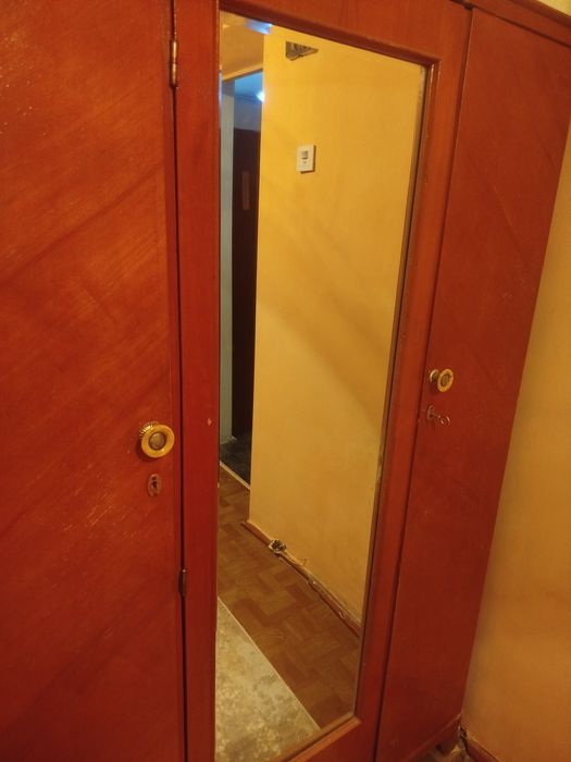 Продам антикварный шифоньер