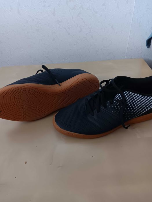 Обувки за зала / Футзал Kipsta Futsal 100 v3 – Номер 42 (като нови)