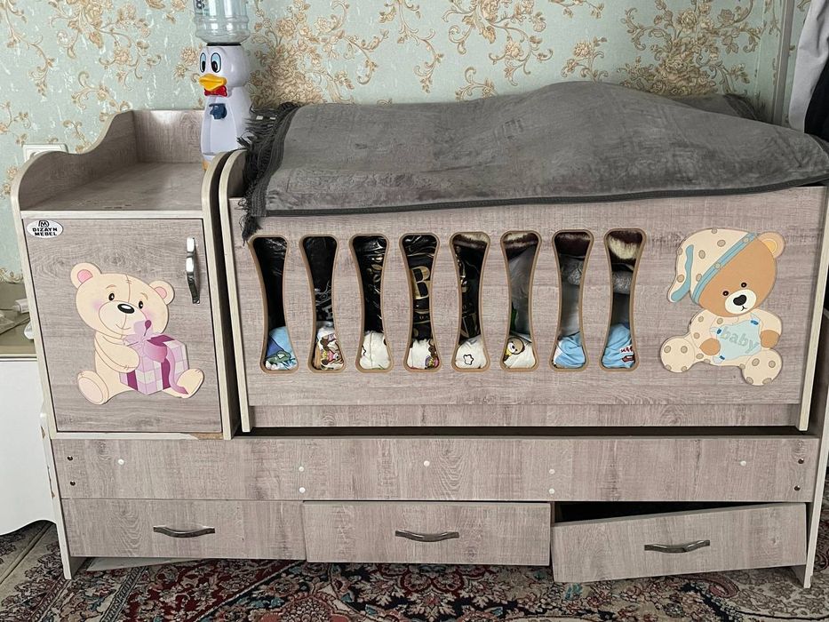 Детская кровать, коверы.