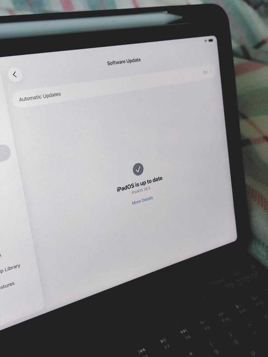 Apple iPad Air 5 10.9 inch + Apple Pencil 2nd gen. + Husă cu tastatură