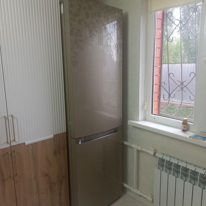 Холодильник LG со стекляным витражом