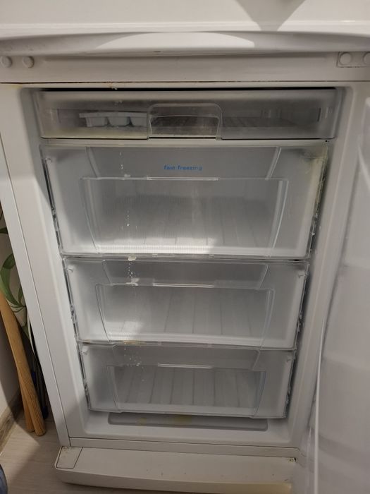 Продам холодильник Indesit SB200