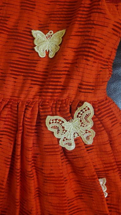 Rochie eleganta cu fluturi aplicati