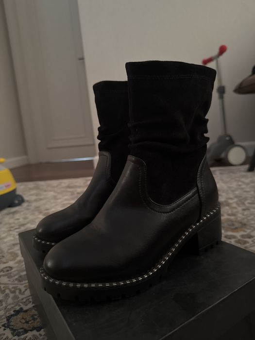 Черные зимние ботинки из кожи и замши