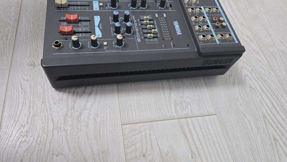 Mixer Yamaha MM1402