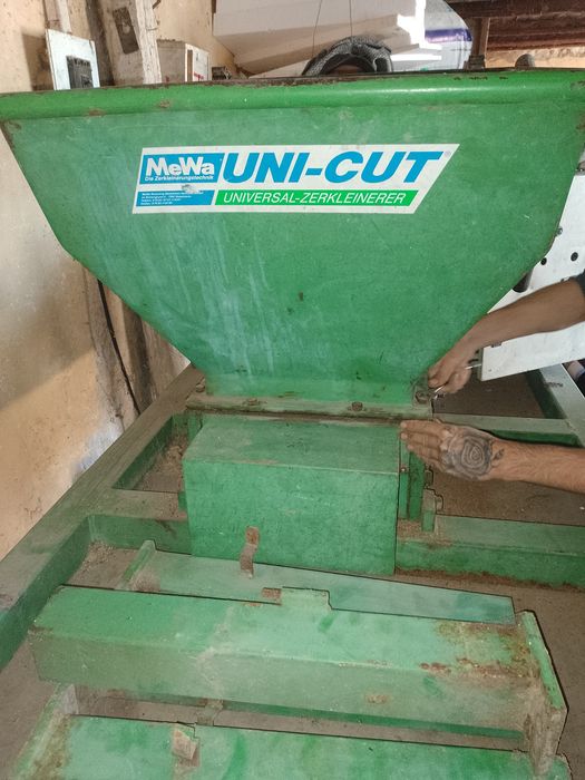 Ptr cunoscători vind Sreder maruntitor de dif.mat in vederea macinarii