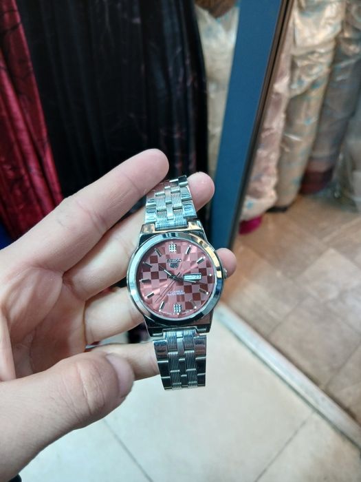 Seiko 5 soat 600 000 kelishamiz rasmda sal xira qobdi uzur