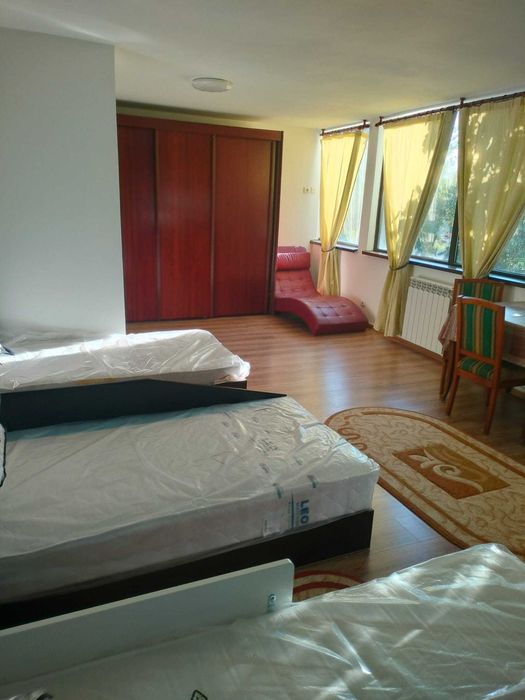 inchiere camera in vila cu curte spatiosa