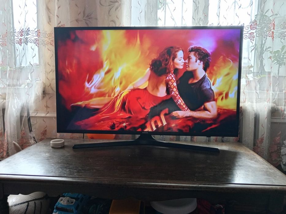 Продам 43-Смарт оригинал