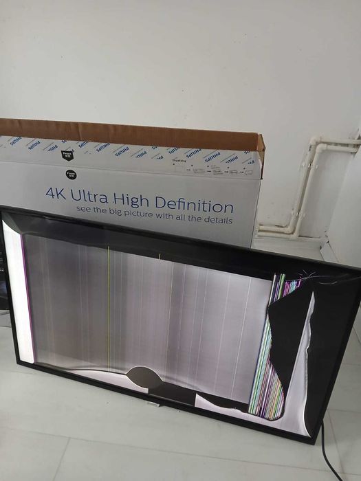 Monitor PC 108cm, functional. Ecran crăpat.