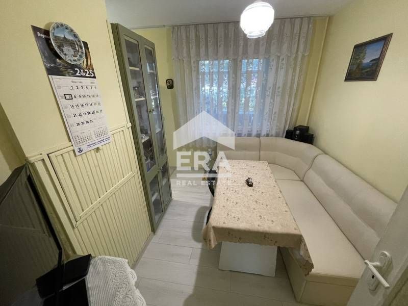 Тристаен обзаведен апартамент за продажба, с отделна кухня, във Възраж