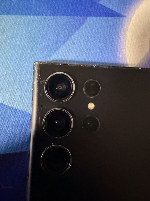 Vand samsung s23 ultra,ecranul e in stare buna, spatele este putin spart in parte de stanga sus langa camere
