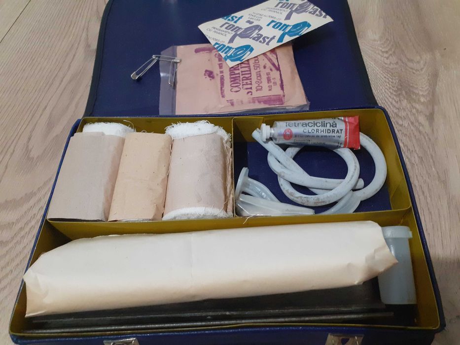 vand trusa medicala auto de colectie, vintage