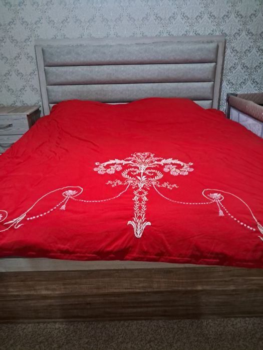 Спальный гарнитур почти новый