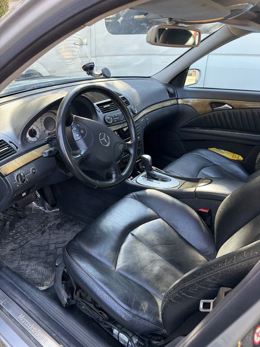 Продавам e class 2003г. Автомобила е обслужен, има следи от опотреба.