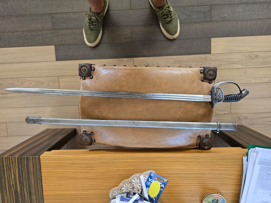 Колекция от стари саби щикове и ножове.