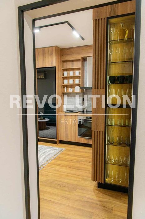 Дава се под наем Четиристаен апартамент в Варна, Център - 112 кв.м за 1495.83 € - Снимка #2