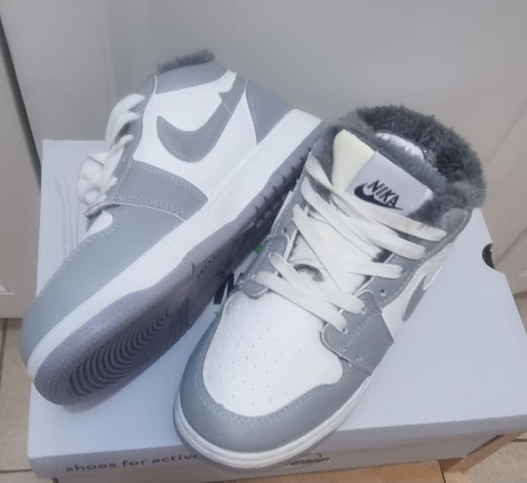 Продам кроссовки Nike на меху