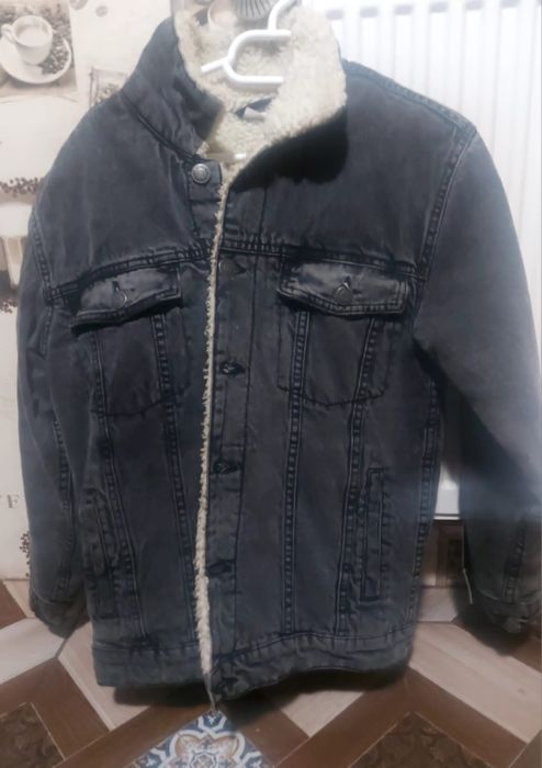 Jacheta de blugi  de la ZARA,imblanita.purtate de 2-3 ori