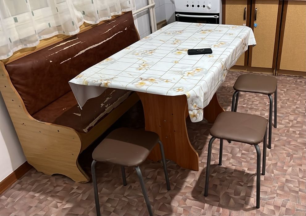 Кухонный стол. И шкаф иии