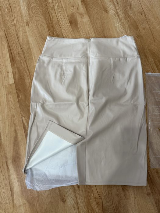 Нова кожена пола цвят много светло бежово