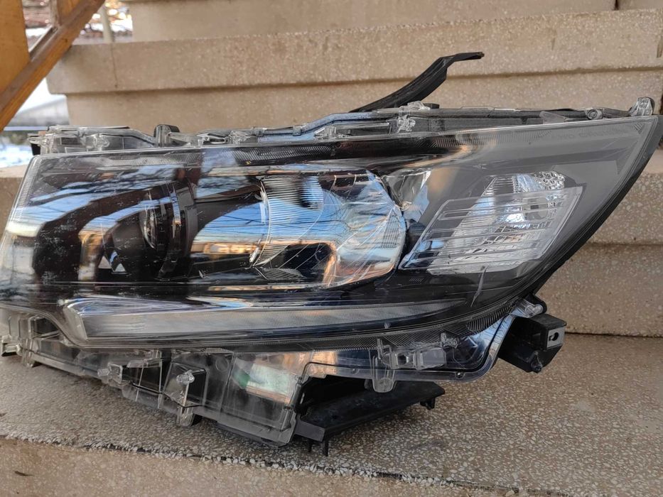 Фар Toyota Land Cruiser FJ150 Prado LED ляв