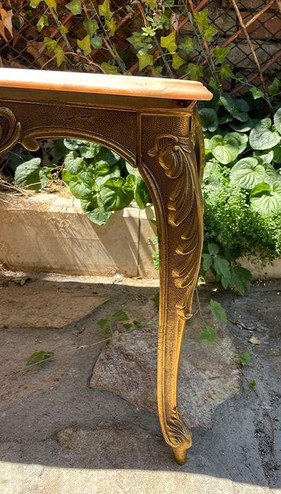 Месингова маса с мраморен плот