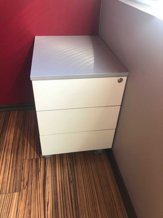 Офис мебели - конферентна маса, бюра с контейнери, бенч, столове и др.