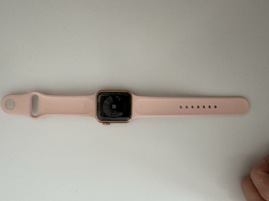 Продам Apple watch SE 40 мм состояние новых