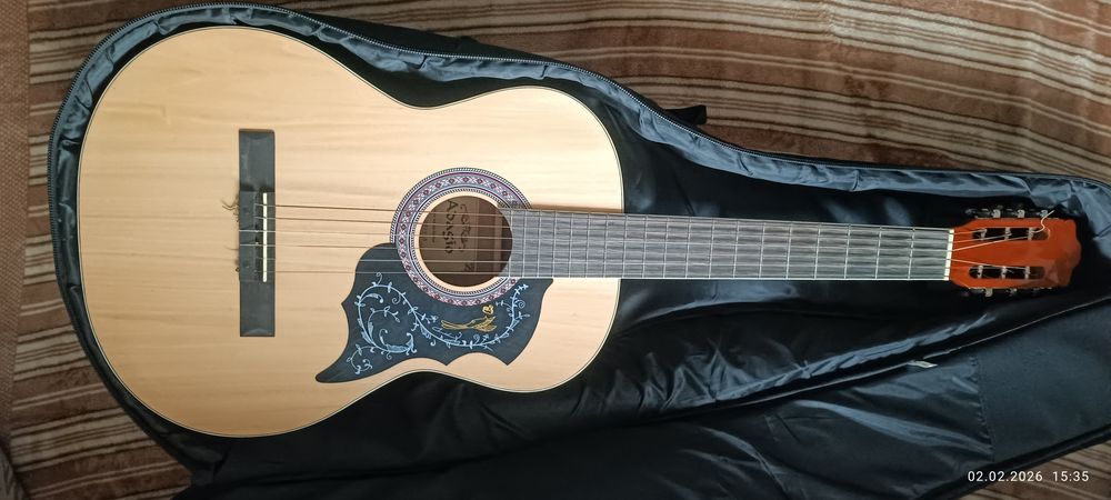 Продам гитару Adagio