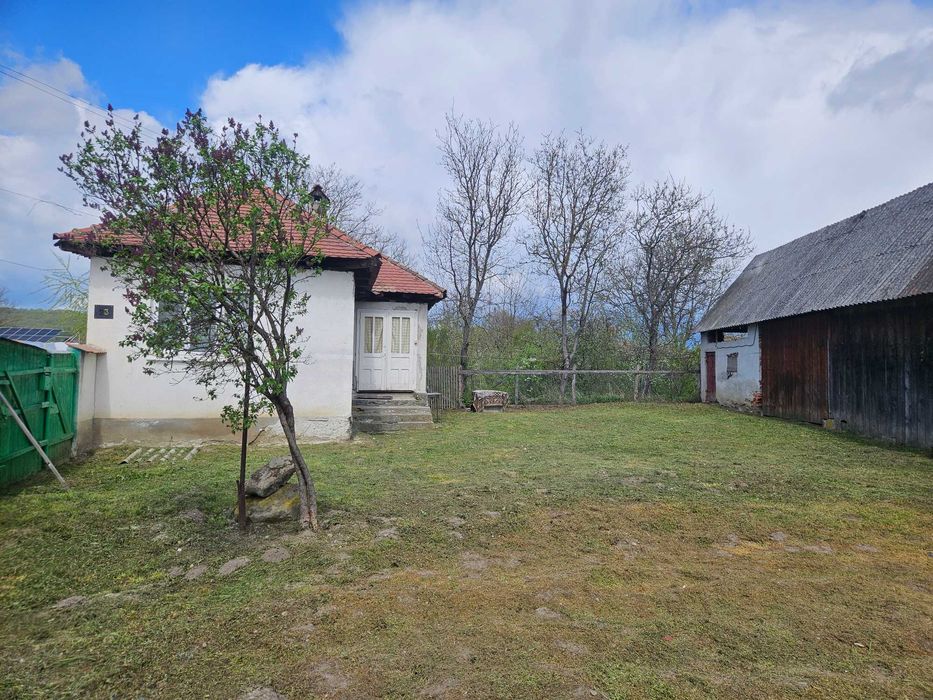 Casa ComCârța judSibiu curte si gradina 3 camere hol baie grajd sura magazie pivnita Apa gazul la poarta si curent Fantana in curte Zona buna PRET NEG