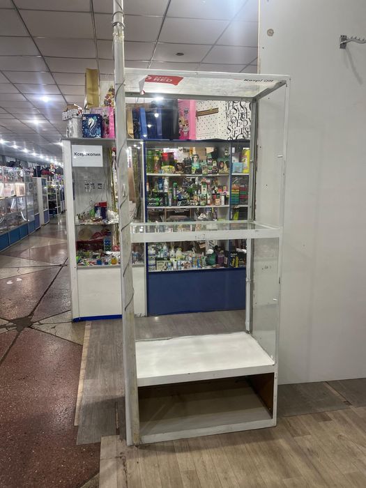 Продам Витрина с длинным стеклянным окном